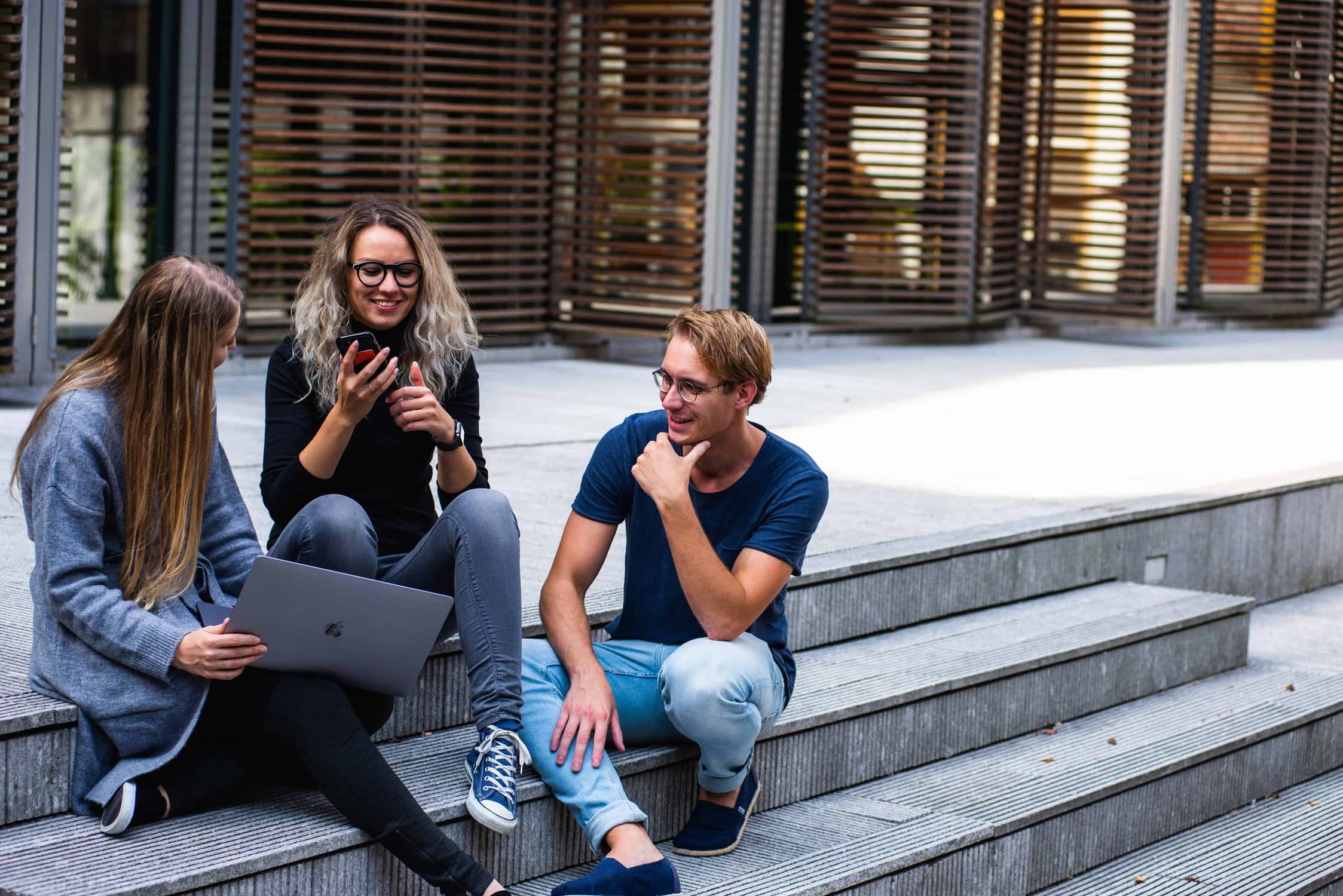 Studenten sitzen im Hof