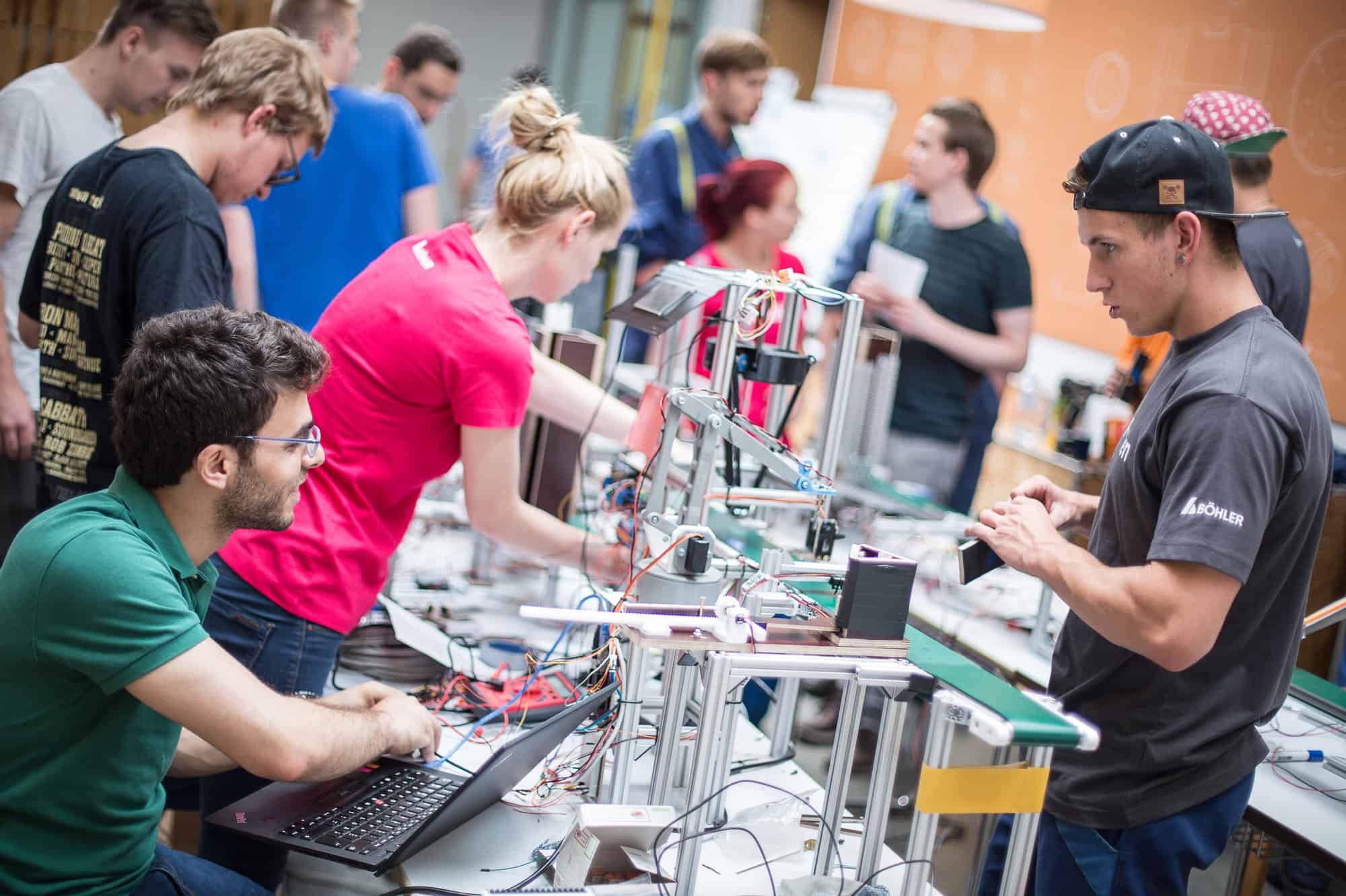 Jugendliche forschen in digitaler Fabrik