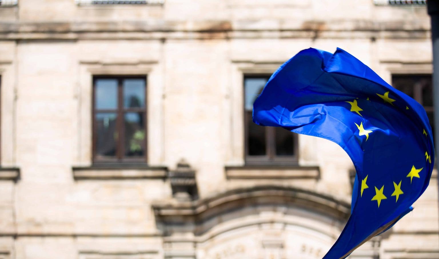 EU Flagge vor Gebäude