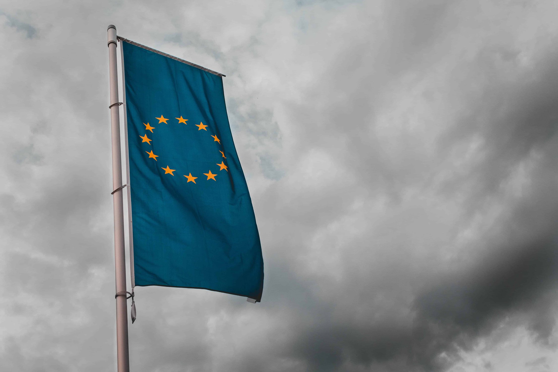 EU-Flagge vor schwarzen Wolken
