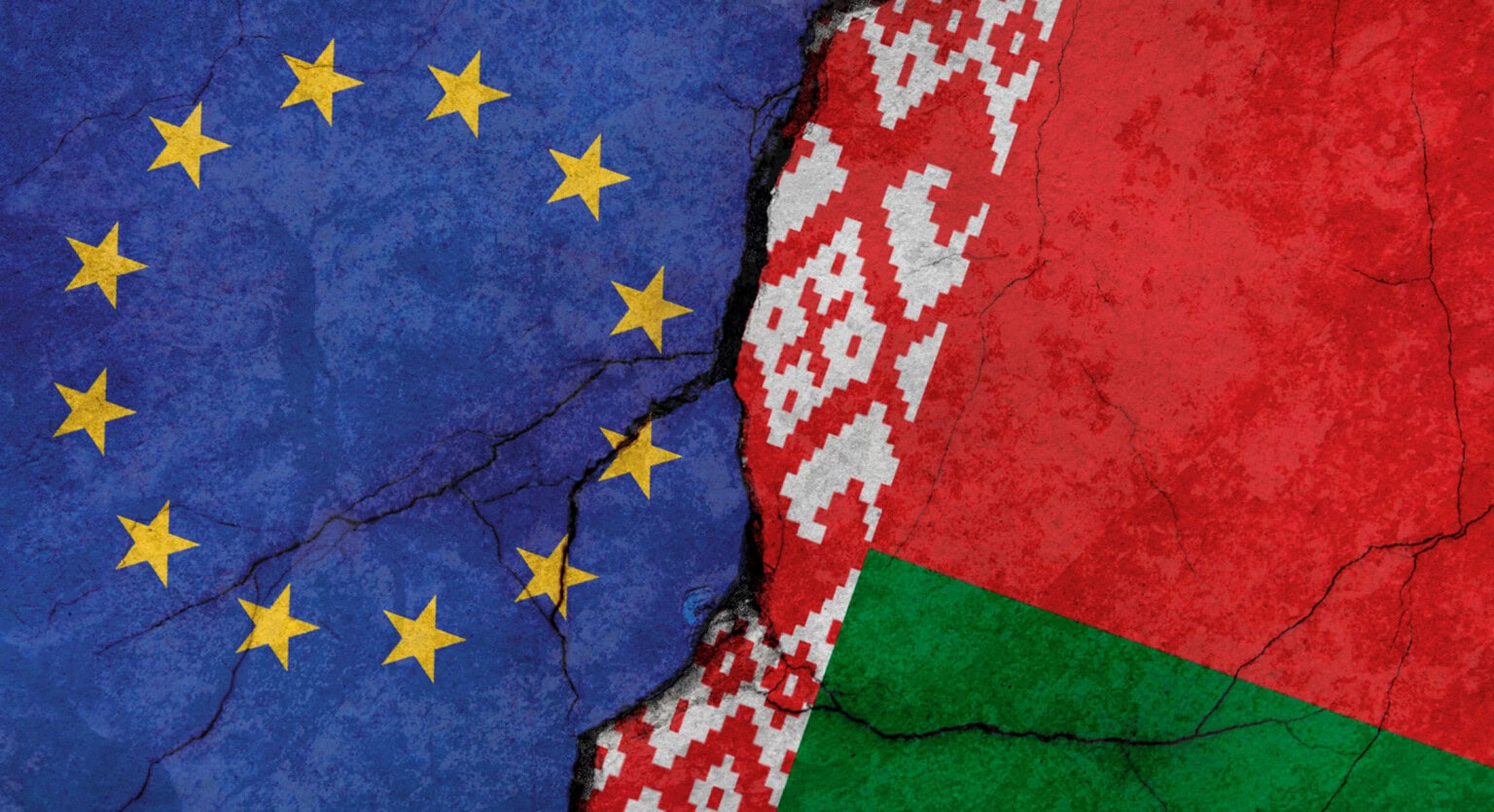 EU-Flagge und Belarus-Flagge mit Riss, symbolisieren Sanktionen und politische Spannungen.